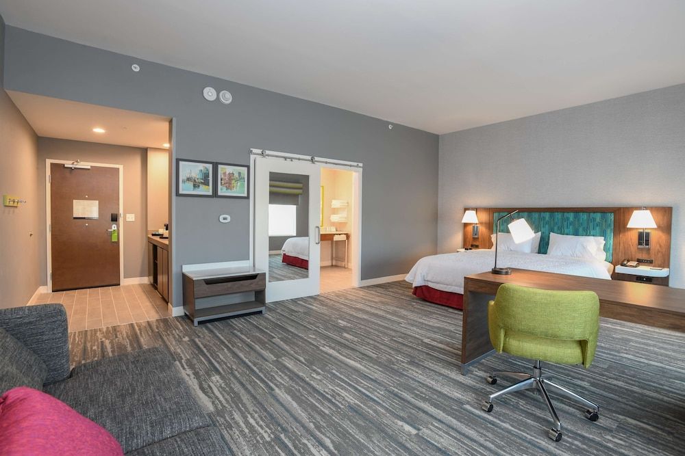 Suite, 1 King Bed, Accessible