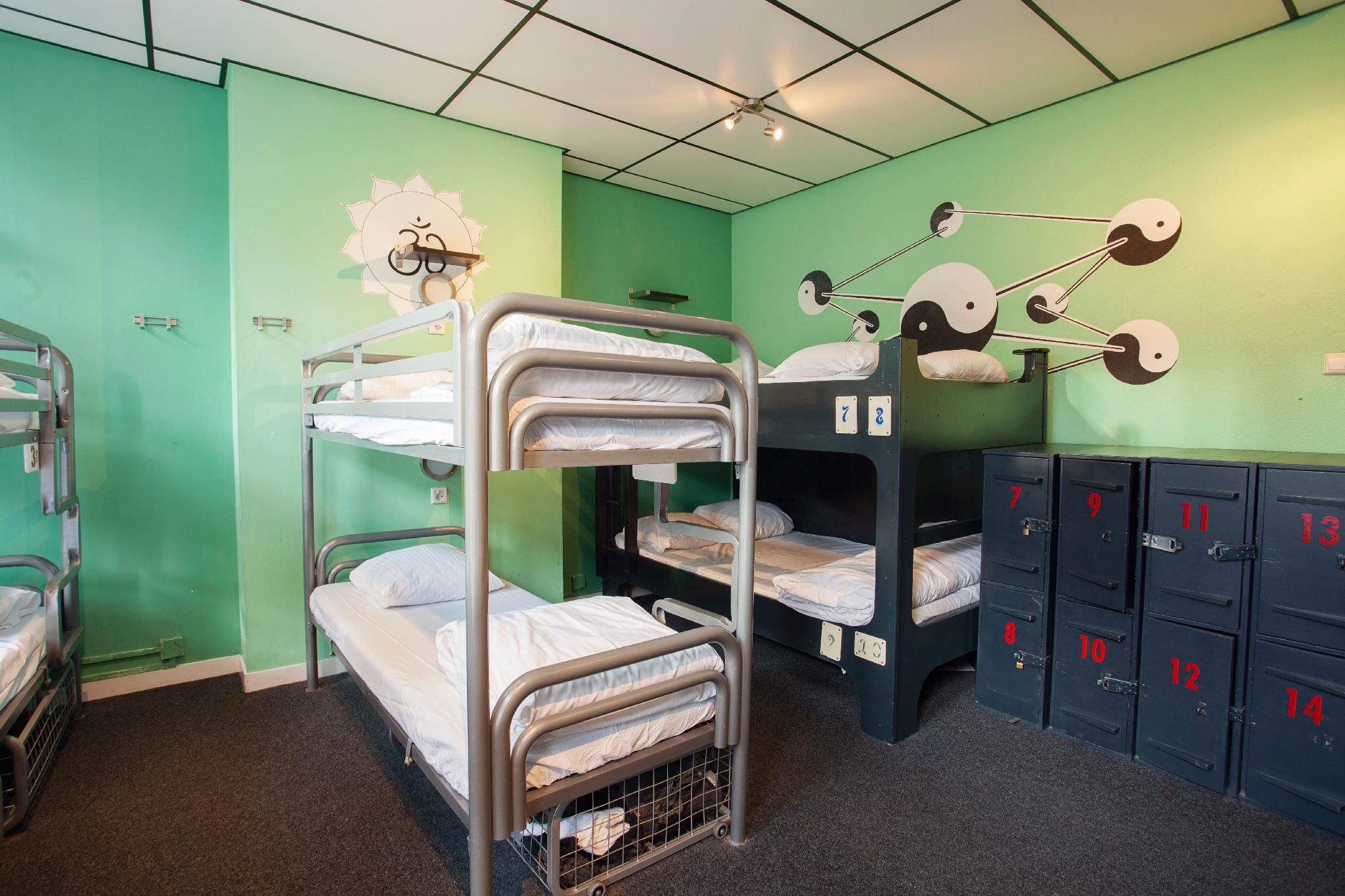The Flying Pig Uptown Hostel Queensize bed in 14 Person Mixed Dormitory Room