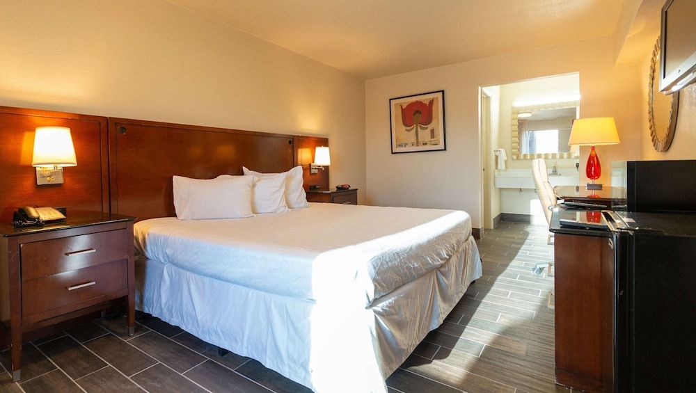 Room, 1 Queen Bed, Non Smoking, Refrigerator & Microwave