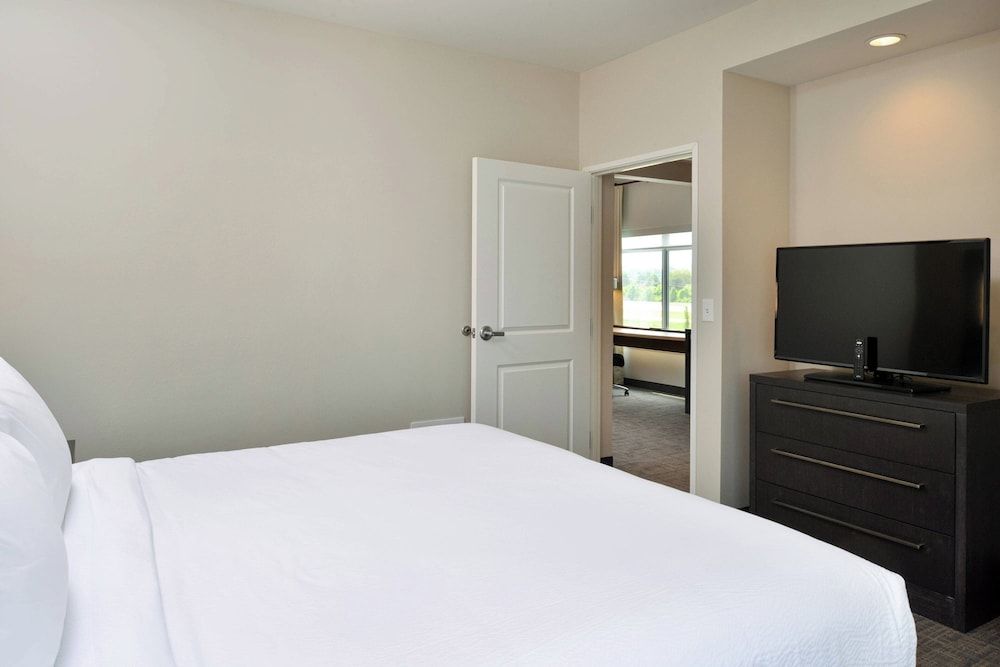 Suite, 1 Bedroom (Mobility/Hearing Access, Roll-In Shwr)