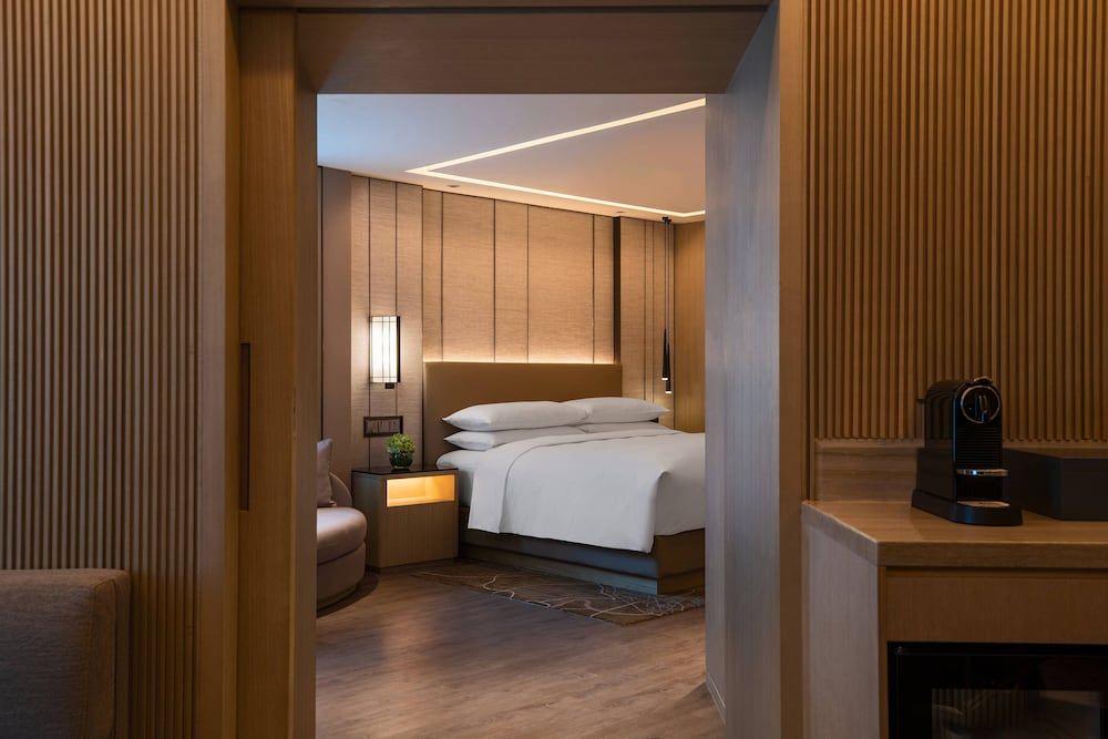 Executive Suite, 1 King Bed, City View