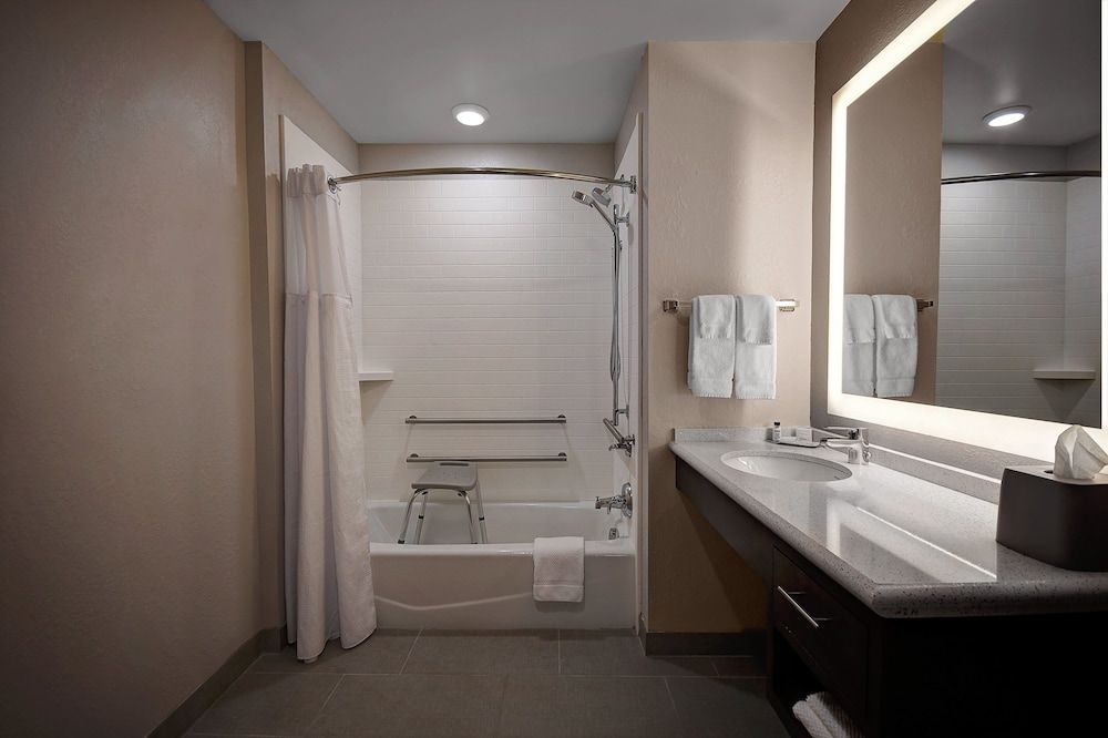 Studio Suite, 1 King Bed, Accessible Bathtub, Kitchen (Mobility Tub)