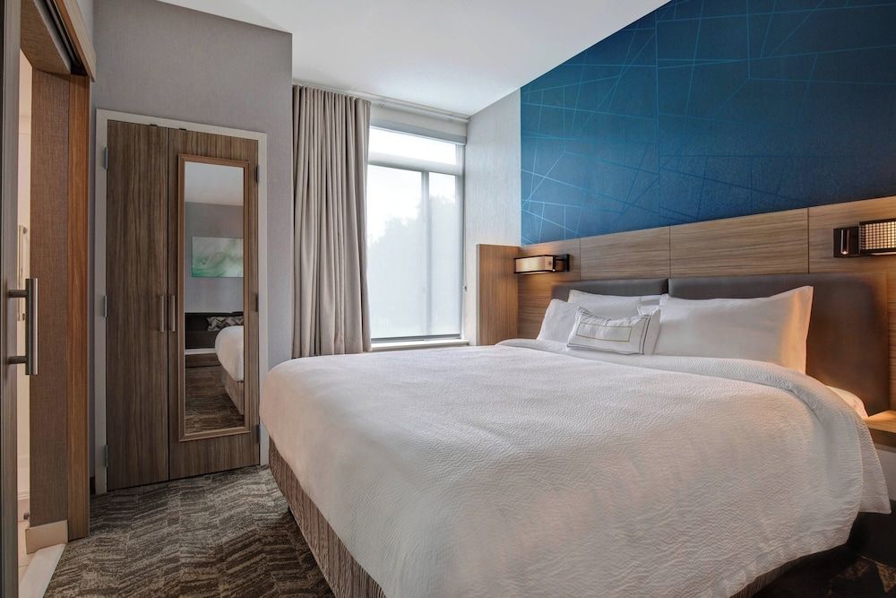 Suite, 1 King Bed with Sofa bed (Mobility/Hearing Access, Roll-In Shwr)