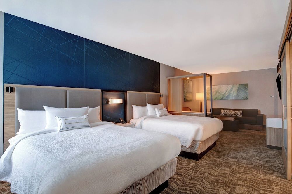 Suite, Multiple Beds (Mobility/Hearing Accessible, Tub)
