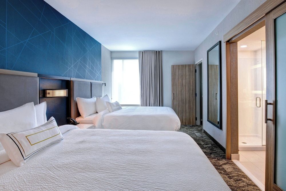 Suite, Multiple Beds (Mobility/Hearing Accessible, Tub)