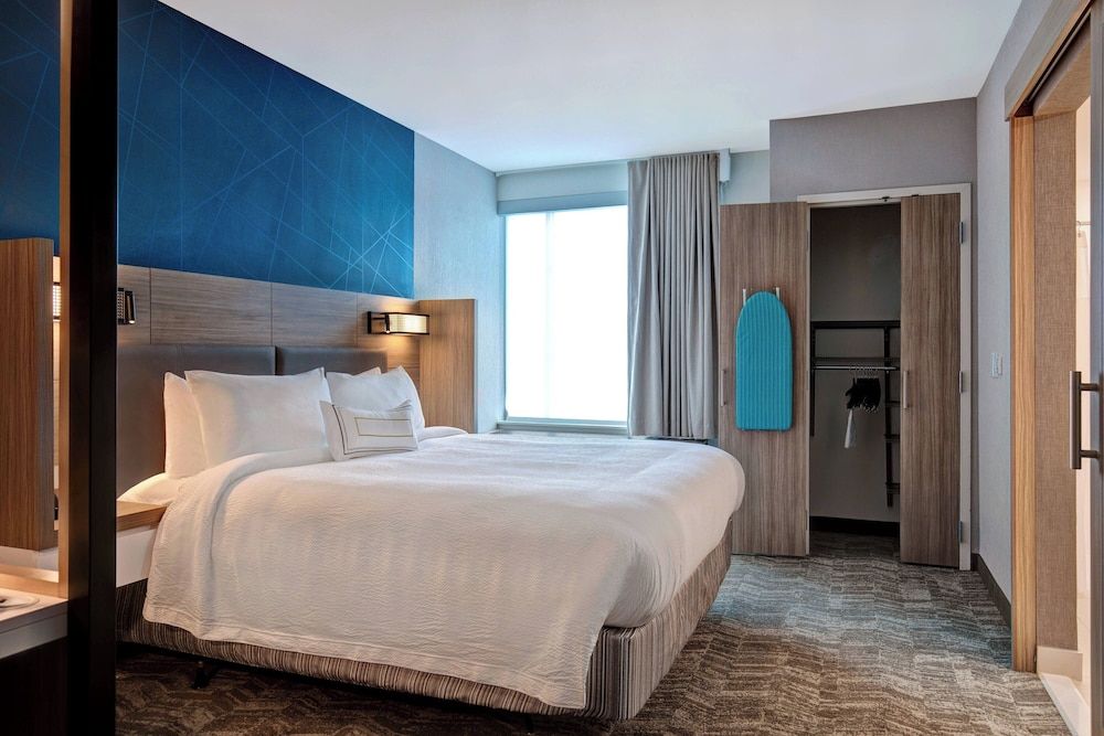 Suite, 1 King Bed with Sofa bed (Mobility/Hearing Access, Roll-In Shwr)