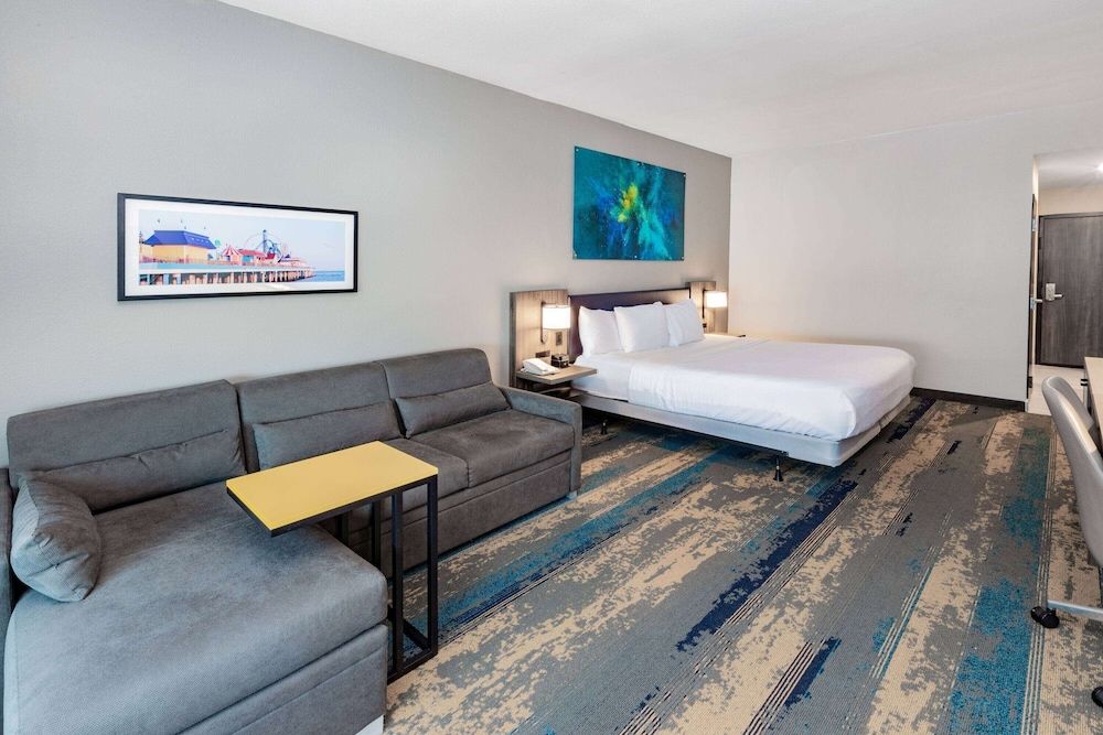 Deluxe Room, 1 King Bed, Accessible, Non Smoking (Mobility Roll-In Shower)