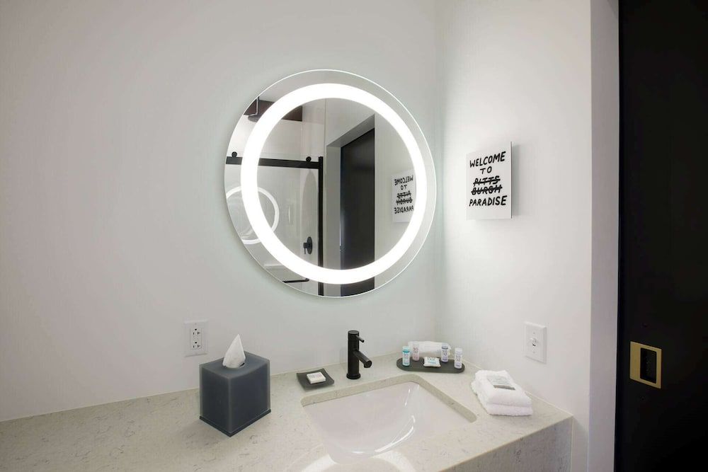 TRYP by Wyndham Pittsburgh/Lawrenceville Room, 1 King Bed, Non Smoking (Micro Room) 12