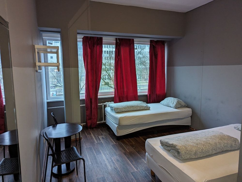 Ootel.com Twin Room, Non Smoking 4