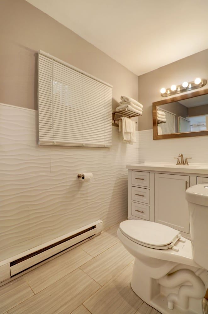 Hamilton Village Inn Suite, Multiple Beds 4