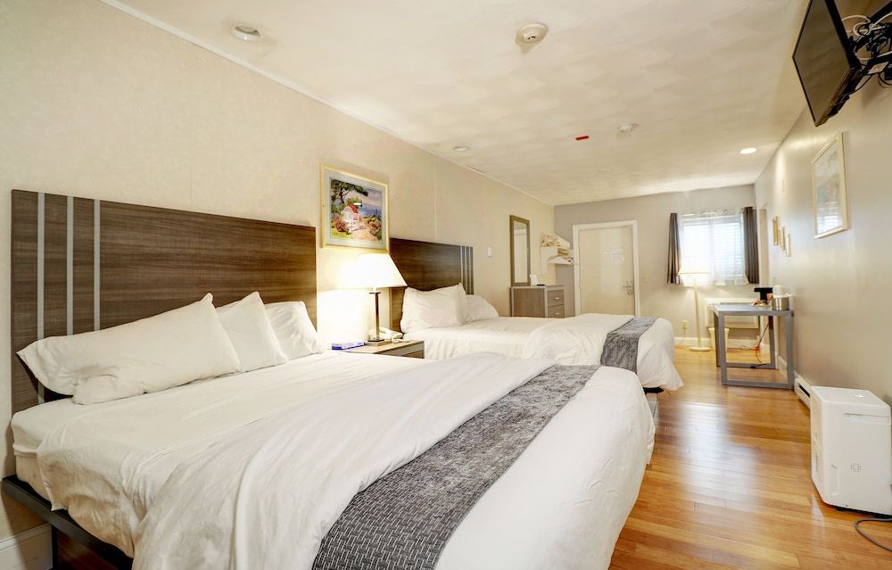 Hamilton Village Inn Suite, Multiple Beds 2