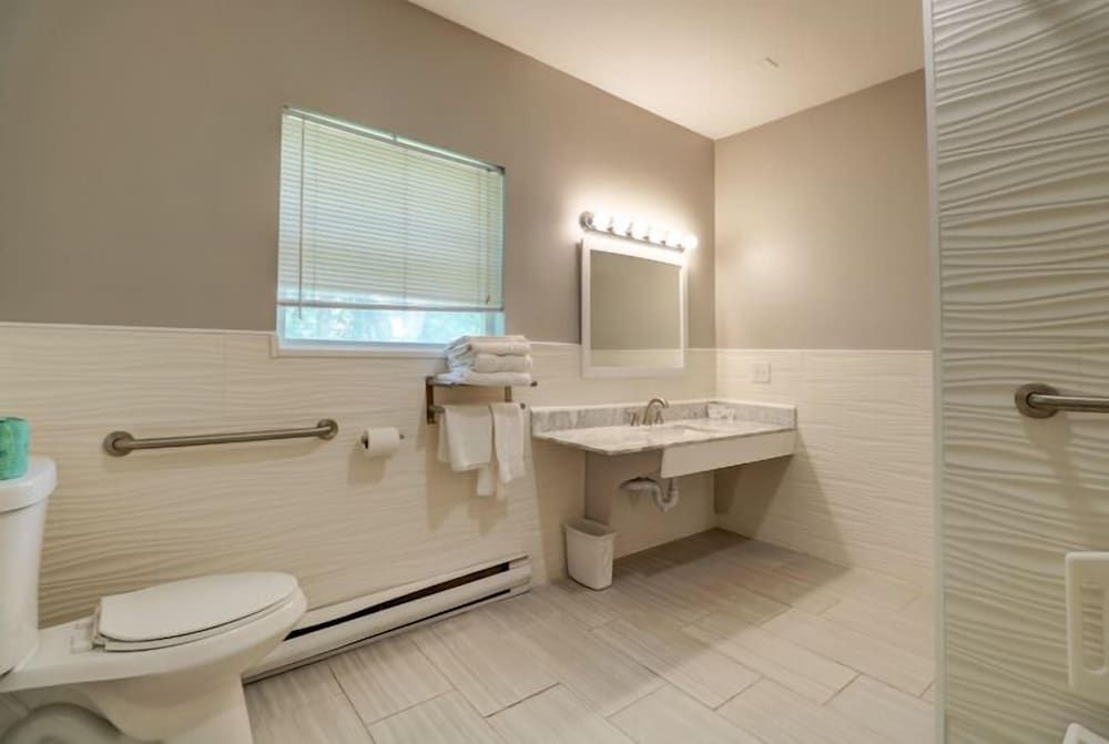 Hamilton Village Inn Room, 2 Queen Bed (Handicap Accessible) 3