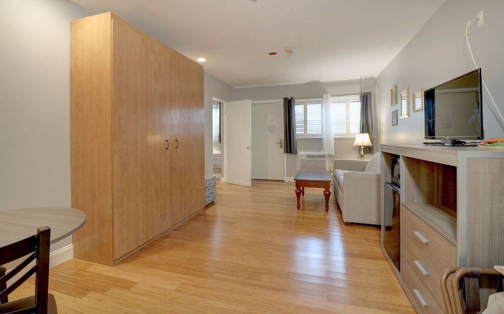 Hamilton Village Inn Suite, Multiple Beds 8