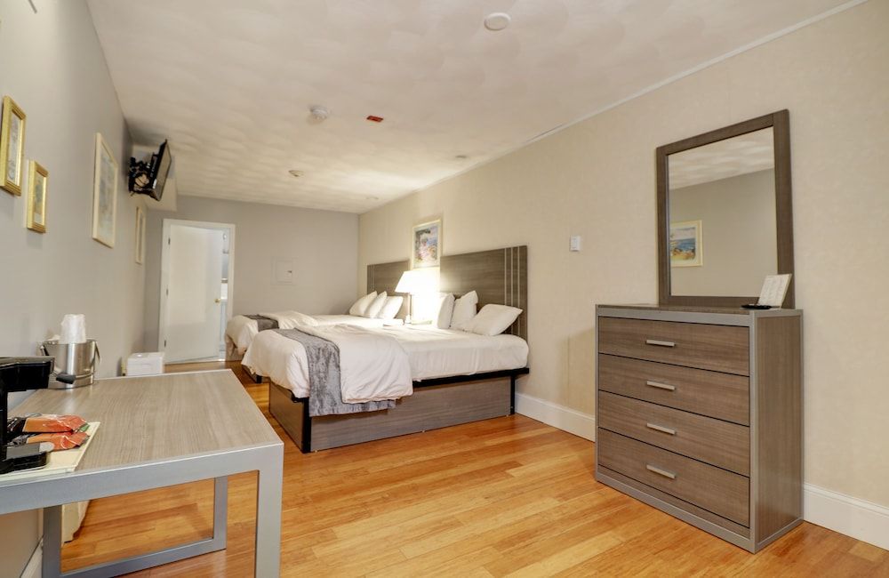 Hamilton Village Inn Suite, Multiple Beds 3