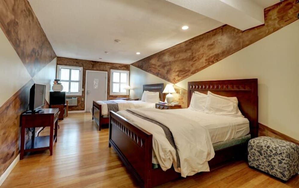 Hamilton Village Inn Room, 2 Queen Bed (Handicap Accessible) 2