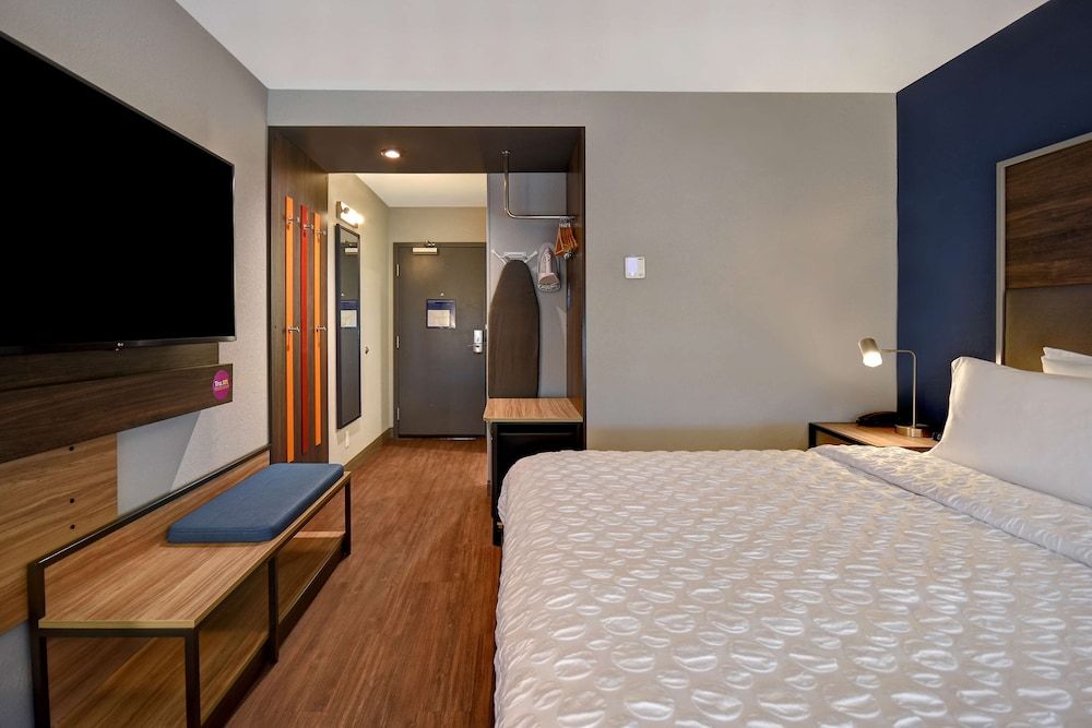 Room, 1 King Bed, Accessible (Mobility & Hearing, Roll-In Shower)