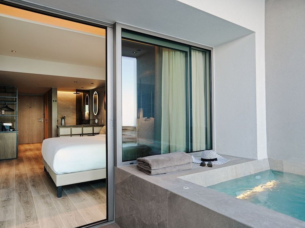 Deluxe Retreat with Plunge Pool, Atrium View