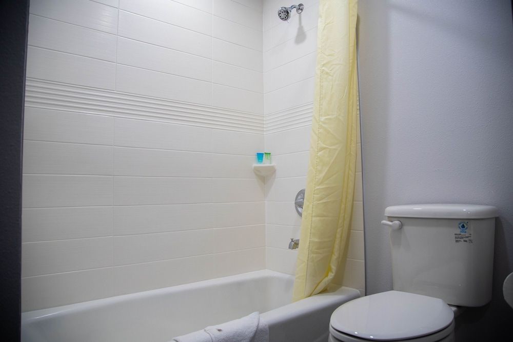 Pico Rivera Inn and Suites Single Room, 2 Queen Beds 5