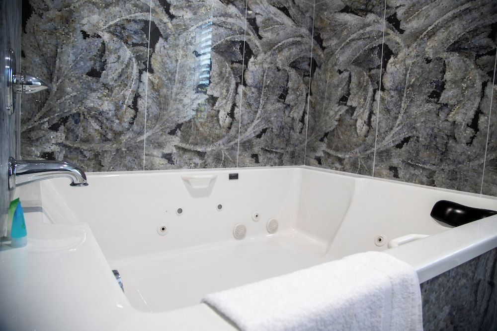 Pico Rivera Inn and Suites Studio Suite, 1 King Bed, Jetted Tub 3