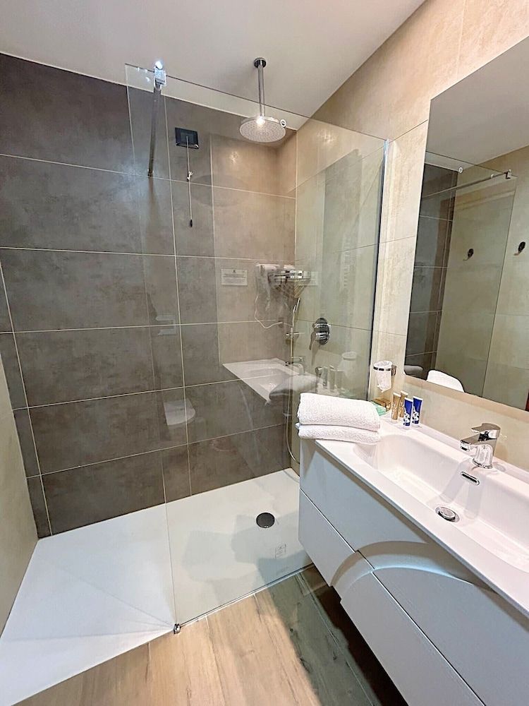 iH Hotels Milano Blu Visconti Standard Triple Room 8