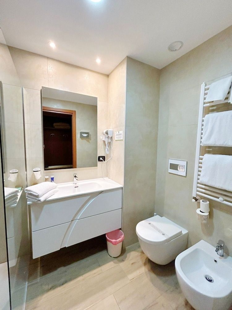 iH Hotels Milano Blu Visconti Standard Triple Room 11