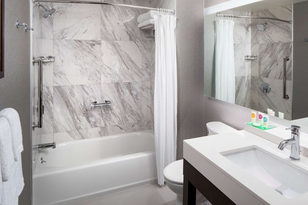 Hyatt Place Poughkeepsie / Hudson Valley Room, Multiple Beds, Accessible, Bathtub 4