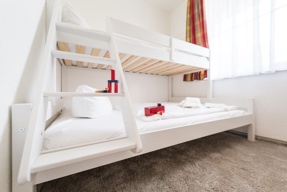 Aparthotel Koenigslinie Familien Zimmer mit Terrasse & Meerblick 4