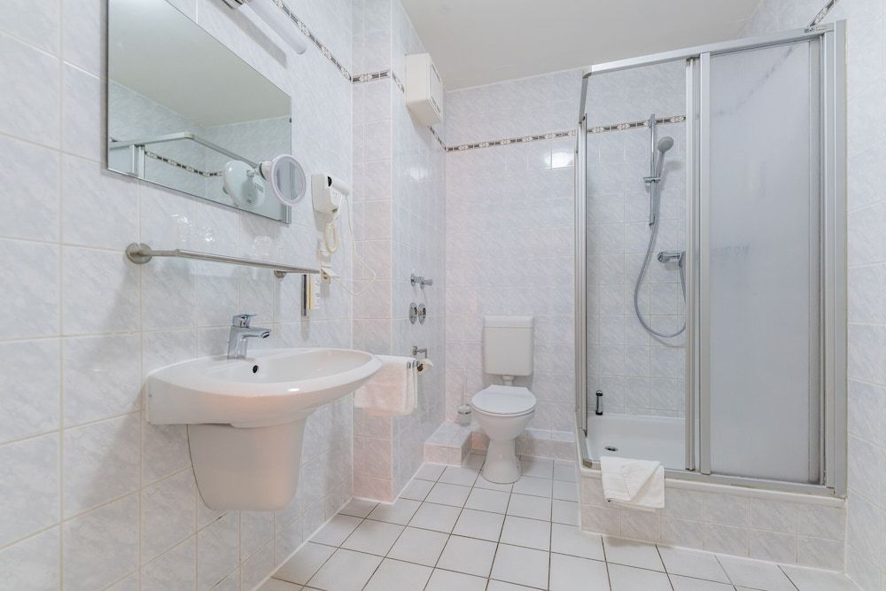 Aparthotel Koenigslinie Familien Zimmer mit Terrasse & Meerblick 8