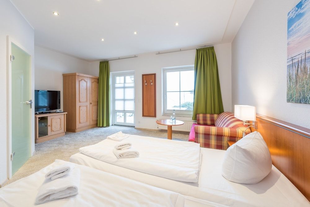 Aparthotel Koenigslinie Double Room, Sea View 4