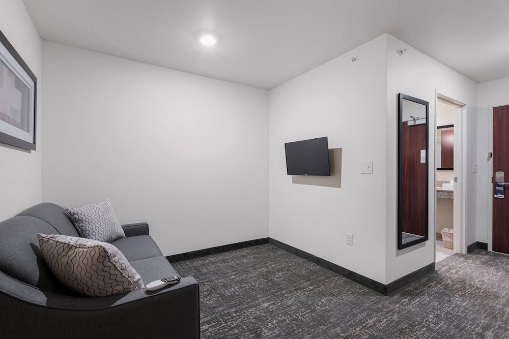 Cobblestone Hotel & Suites - Urbana Studio, 1 King Bed with Sofa Bed, Non Smoking (with Audible/Visual Alert) 6