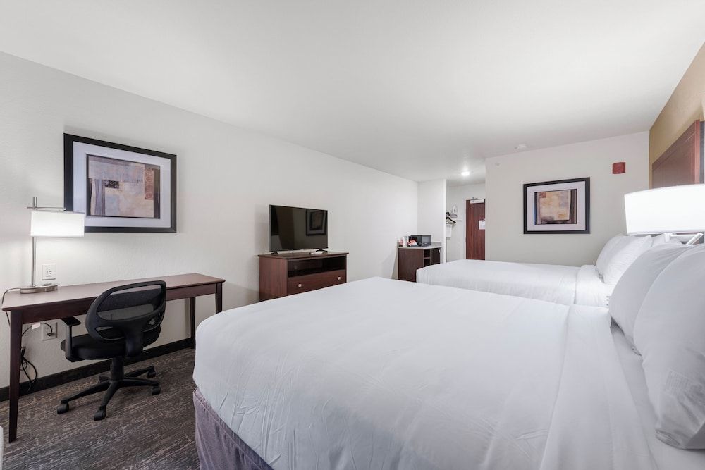 Cobblestone Hotel & Suites - Urbana Room, 2 Queen Beds, Accessible, Non Smoking 3