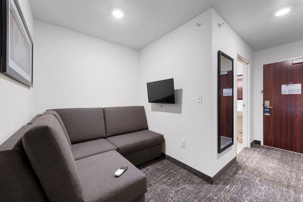 Cobblestone Hotel & Suites - Urbana Studio, 1 King Bed with Sofa bed, Accessible, Non Smoking (with Audible/Visual Assistance) 6