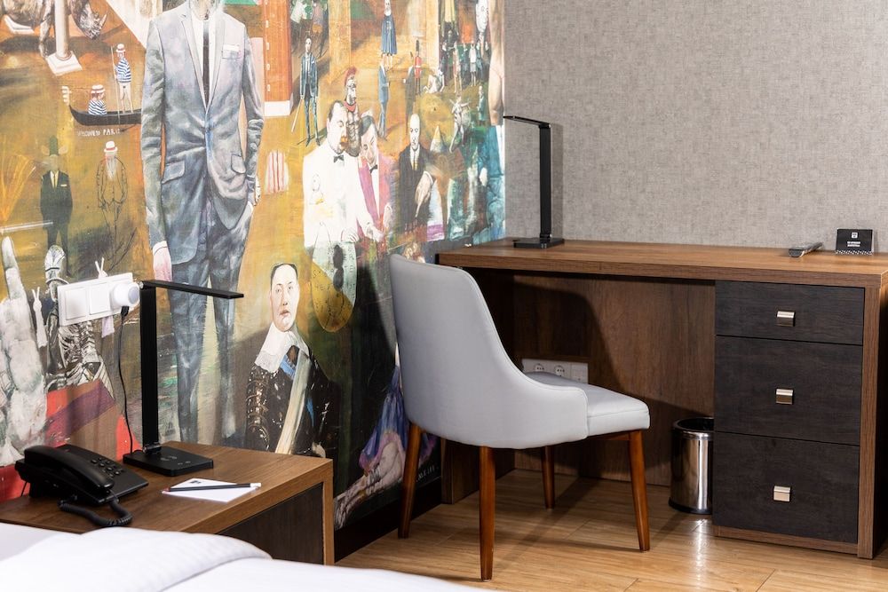 Theory Hotel Deluxe Room 7