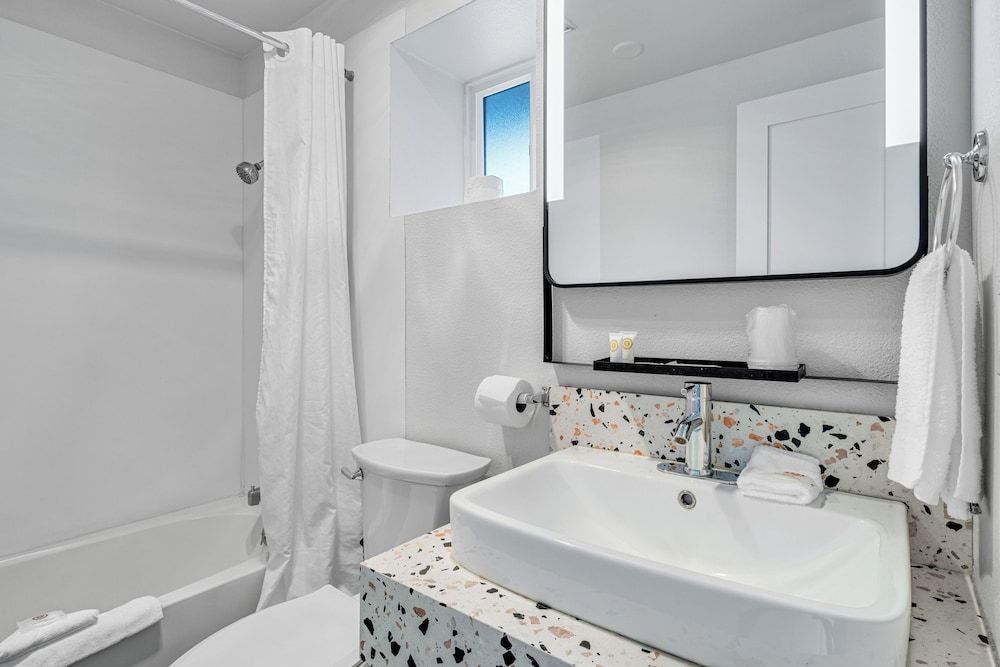 Seagull Beachfront Inn Deluxe Two Queen Room with Ocean View 22