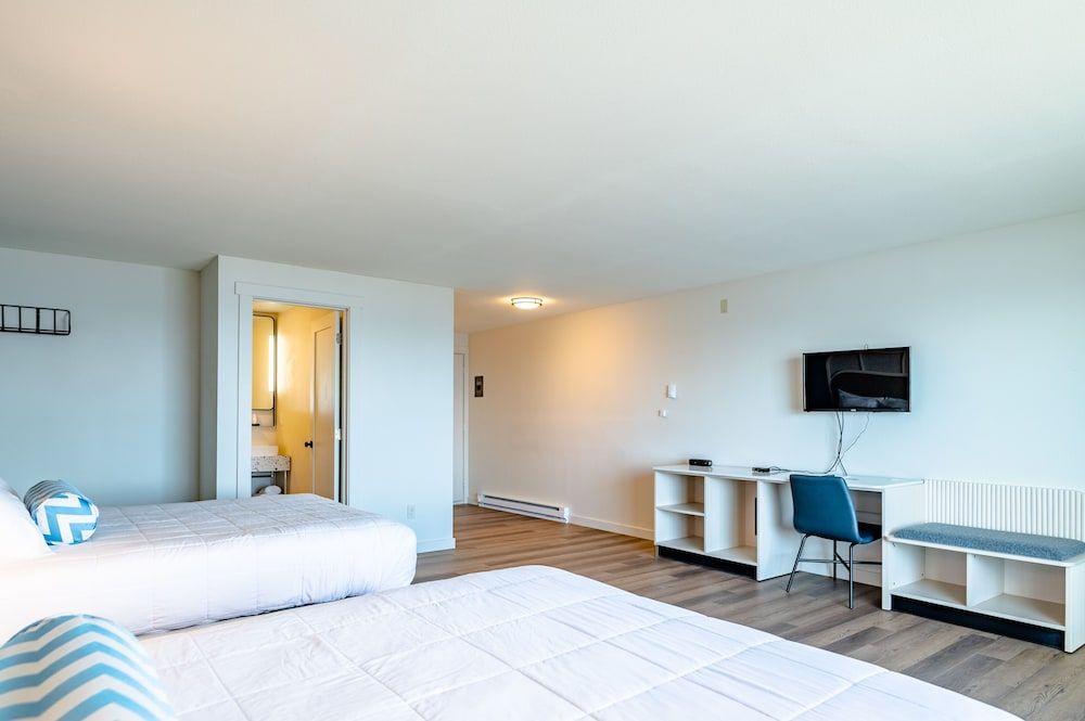 Seagull Beachfront Inn Deluxe Two Queen Room with Ocean View 3