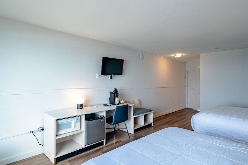 Seagull Beachfront Inn Deluxe Two Queen Room with Ocean View 12