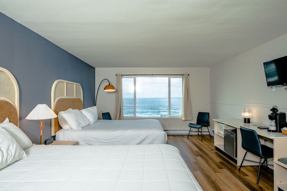 Seagull Beachfront Inn Deluxe Two Queen Room with Ocean View 10