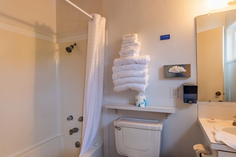 Seagull Beachfront Inn Deluxe Cottage w/Hot Tub, Kitchenette 9