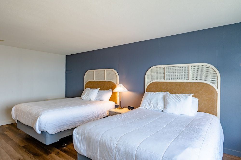 Seagull Beachfront Inn Deluxe Two Queen Room with Ocean View 16