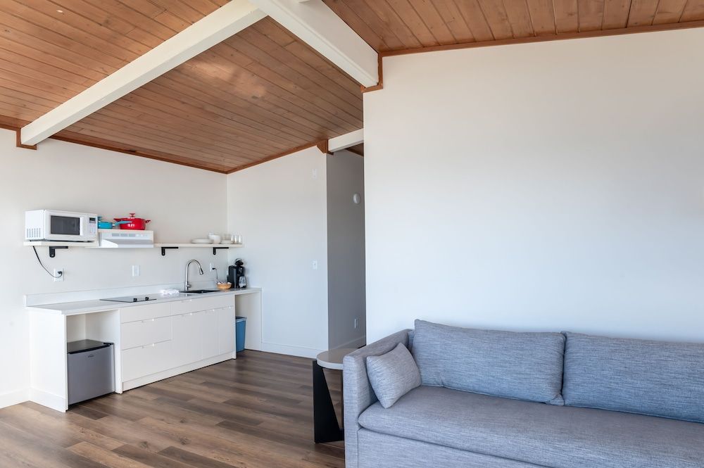 Seagull Beachfront Inn Deluxe Cottage w/Hot Tub, Kitchenette 16