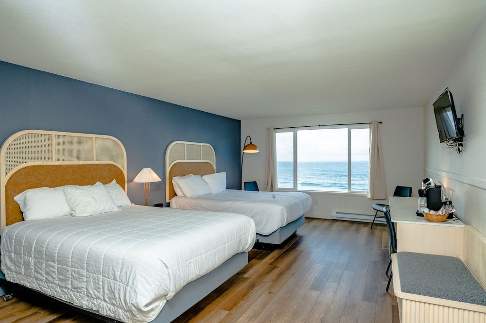 Seagull Beachfront Inn Deluxe Two Queen Room with Ocean View 11