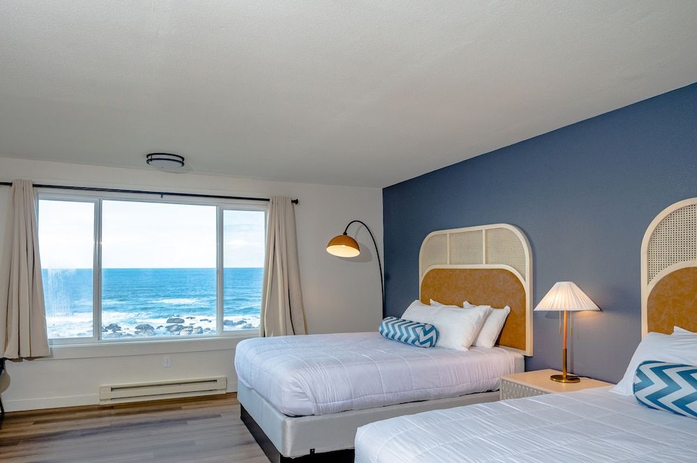 Seagull Beachfront Inn Deluxe Two Queen Room with Ocean View 9