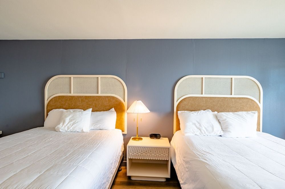 Seagull Beachfront Inn Deluxe Two Queen Room with Ocean View 14