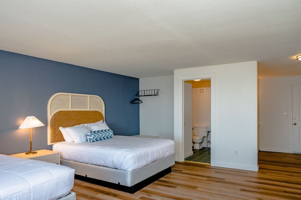 Seagull Beachfront Inn Deluxe Two Queen Room with Ocean View 8