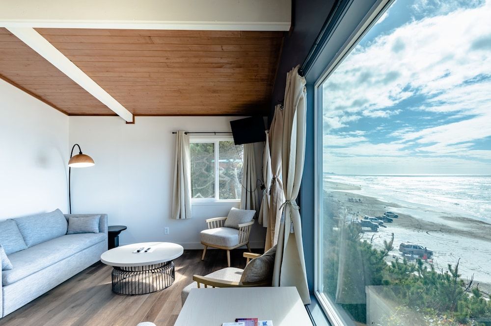 Seagull Beachfront Inn Deluxe Cottage w/Hot Tub, Kitchenette 8