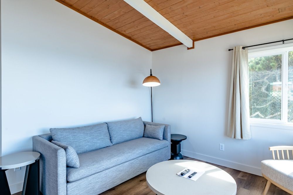 Seagull Beachfront Inn Deluxe Cottage w/Hot Tub, Kitchenette 12