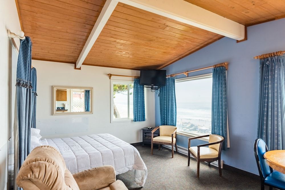 Seagull Beachfront Inn Deluxe Cottage w/Hot Tub, Kitchenette 2