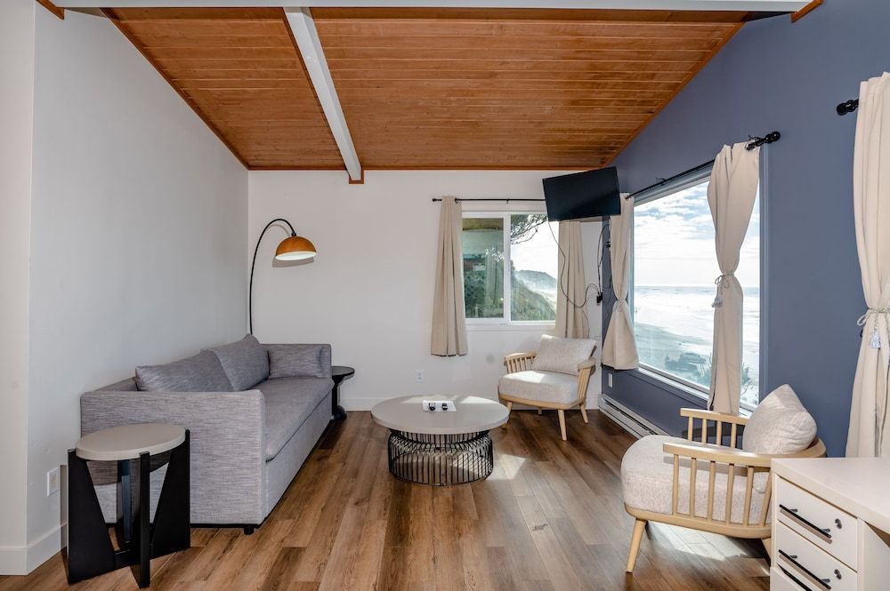 Seagull Beachfront Inn Deluxe Cottage w/Hot Tub, Kitchenette 11