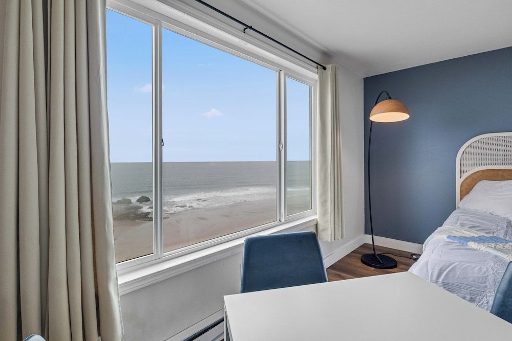 Seagull Beachfront Inn Deluxe Two Queen Beds w/Kitchenette 12