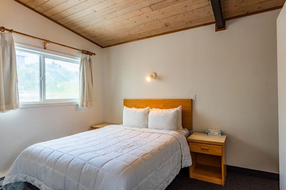 Seagull Beachfront Inn Deluxe Cottage w/Hot Tub, Kitchenette